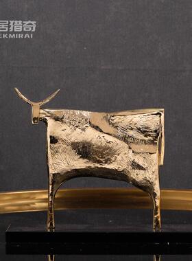 轻奢创意纯铜金属牛摆件高级感客厅售楼处办公桌面装饰工艺品金色