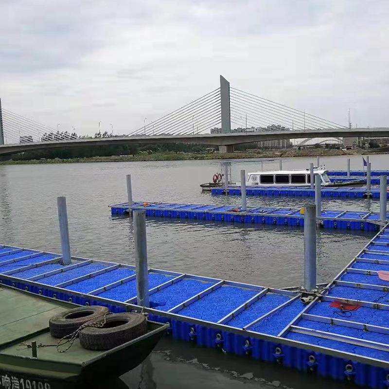 供应塑料浮筒浮桥摩托艇停靠水上码头 拆卸方便水上平台游艺设施