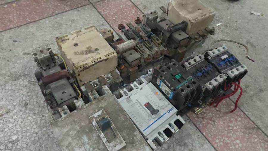 3月27日北京【京械3633】单位淘汰报废处置断路器和大接触器共8个（具体以实物为准，非专业人士谨慎竞拍）网络拍卖公告