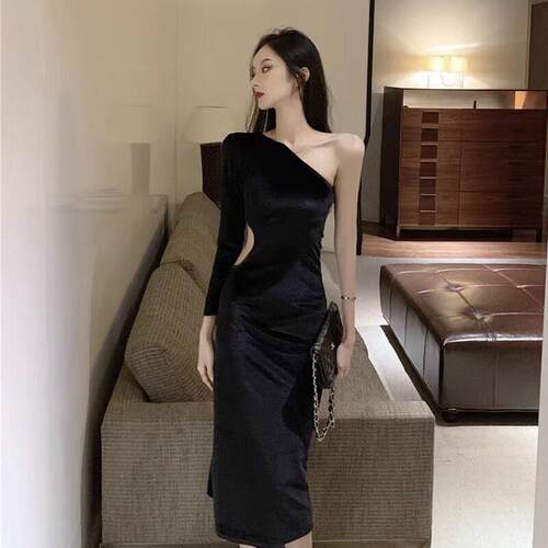 秋季直播衣服女主播性感斜肩露腰长裙修身显瘦黑色丝绒长袖洋装