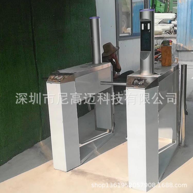 供应304不锈钢立式三辊转闸景区计数旋转手动闸门半全高单向杆匝