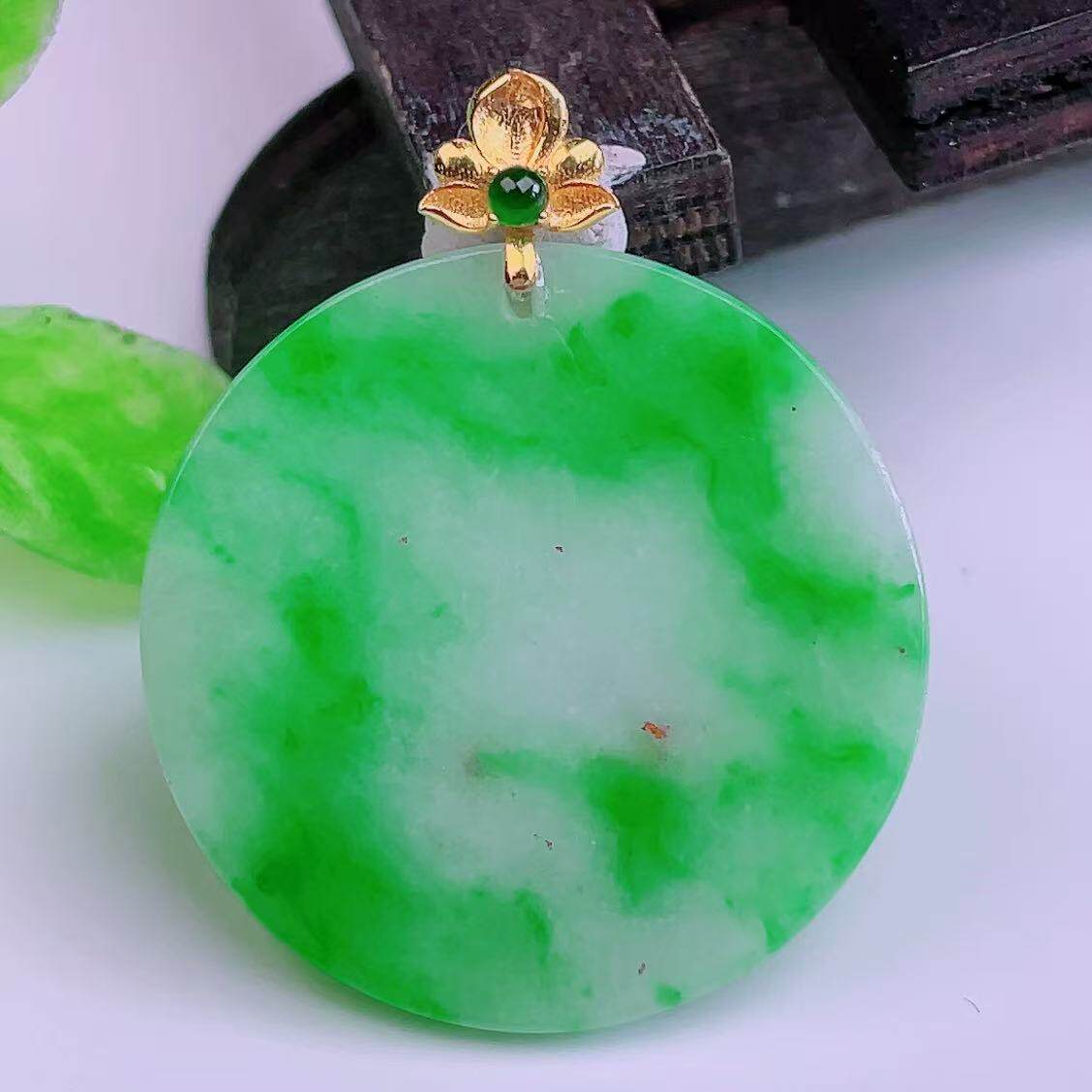 缅甸天然真品翡翠正品18k金扣头冰飘绿花高端闪拍无事牌玉石吊坠