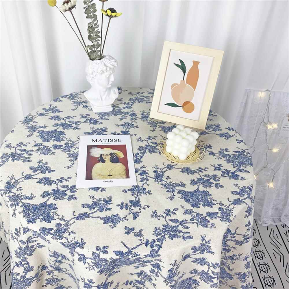 in韩国博主摆姿势背景布野餐布蓝色花棉和亚麻简单的美式风格搭配