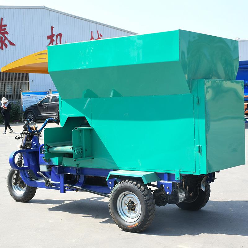 电动牛羊撒料车圣时机械自动搅拌养殖场自动喂料车