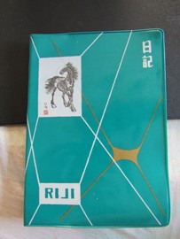 80年代南昌知识日记本绿塑皮，36开纯文本，左下角有块污內新无字