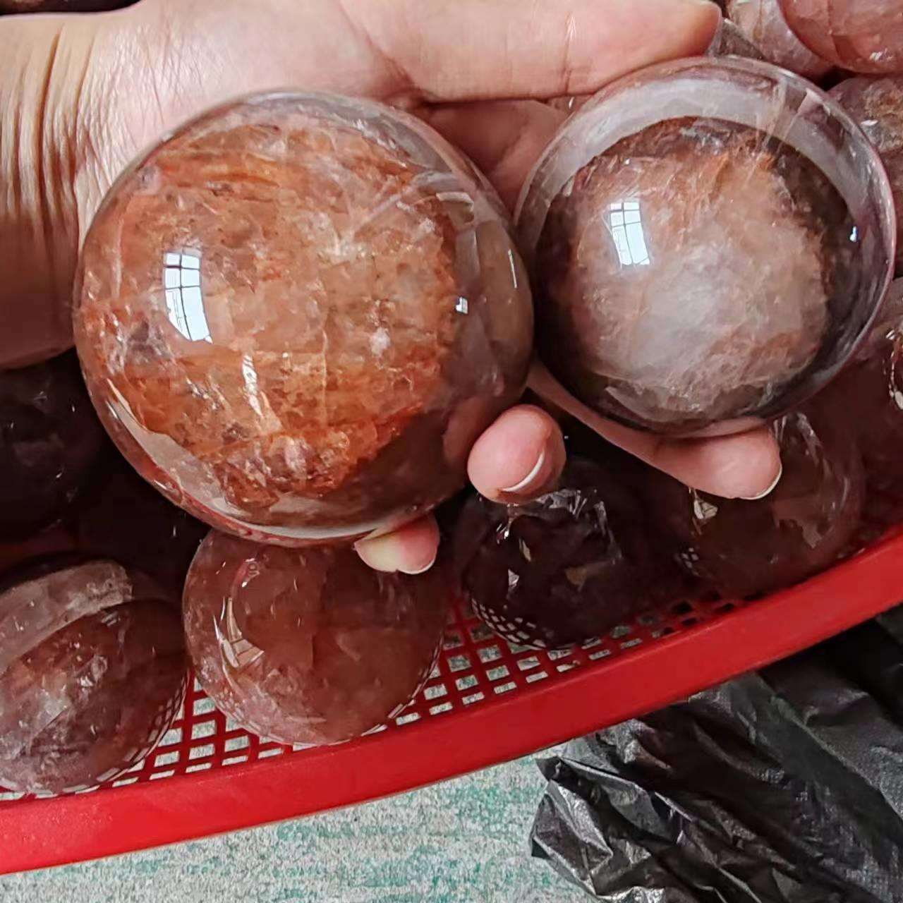 工厂直销天然水晶球红胶花原石打磨晶莹剔透水晶球饰品装饰摆件
