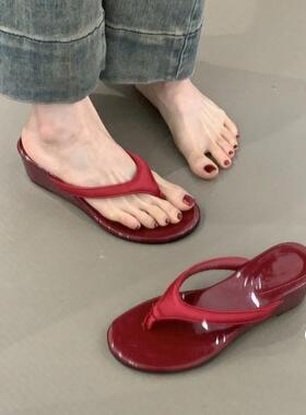 香港真皮坡跟红色夹脚人字拖鞋女夏外穿2026新款厚底配裙子凉拖鞋