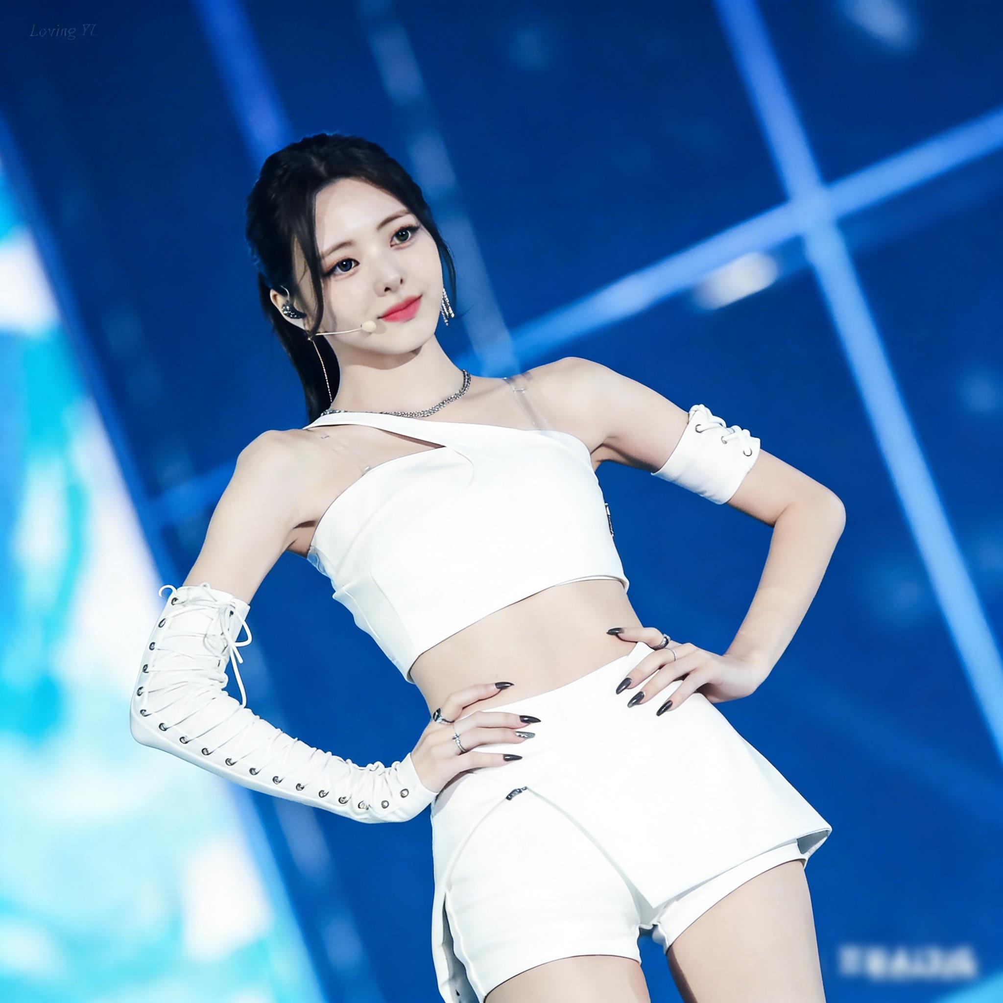 韩国ITZY女团申有娜同款白色打歌演出服舞台套装jazz吊带辣妹酒吧
