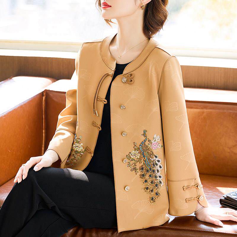 新中式妈妈秋装外套中老年女刺绣上衣2025新款阔太太短版风衣洋派