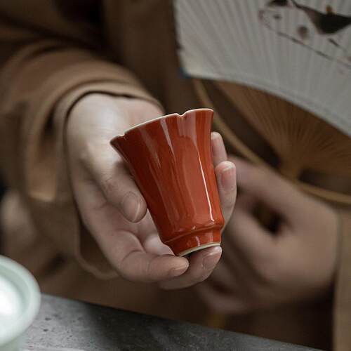 墨己 矾红手绘悦心花口聚香品茗杯 红了樱桃 釉下彩文人高款茶杯
