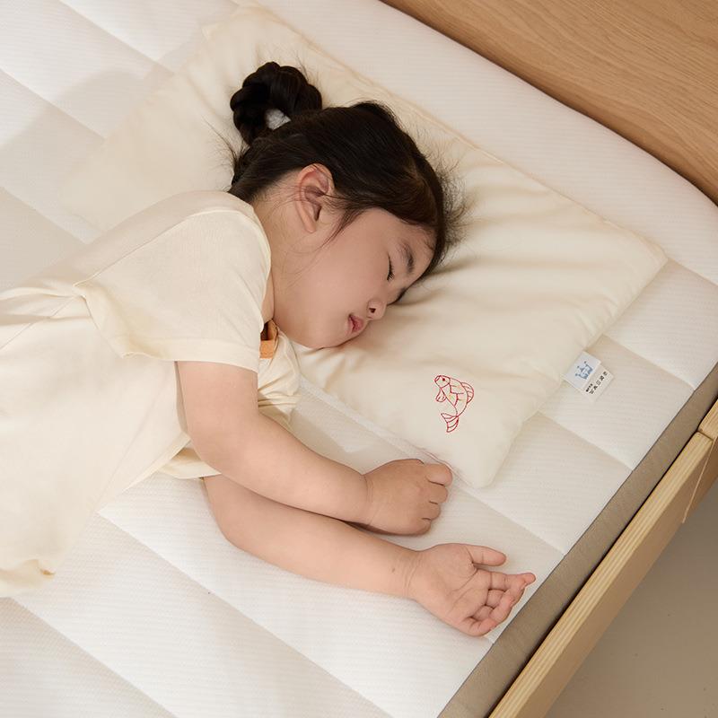 A类婴幼儿枕头蚕丝枕30*50cm儿童款薄枕芯超柔舒适刺绣锦鲤创新款