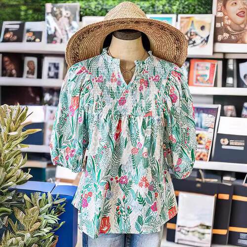 Ladies' flared sleeves, pleated collar, and tattered