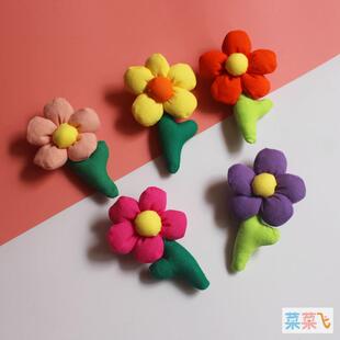 可爱日系小红花胸针女卡通毛绒布艺花朵别针创意衣服包包胸花配饰