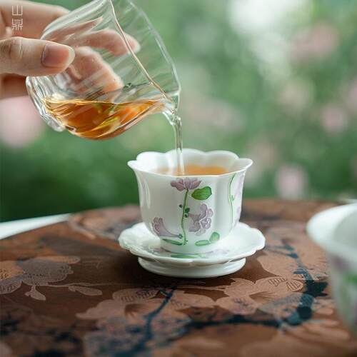 手绘白瓷铃兰花茶杯家用陶瓷功夫喝茶杯茶具杯碟杯垫花瓣主人杯子