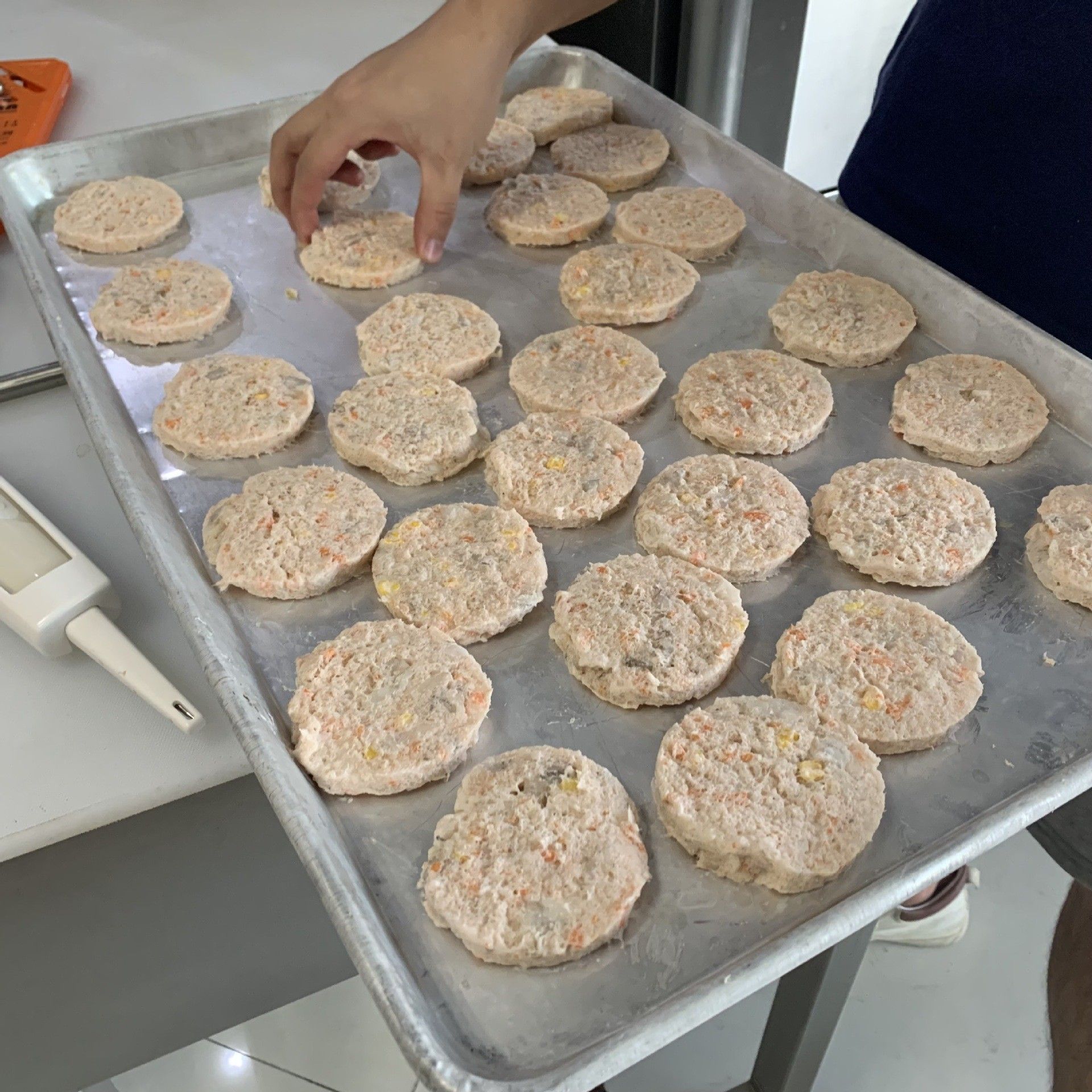 *大型多功能鱼饼油炸猪肉饼机心形牛肉饼汉堡饼生产线配套设备