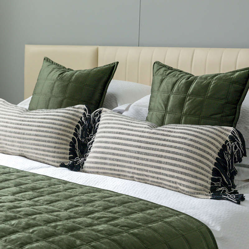 现代轻奢床旗抱枕酒店床品套件丝光绒绗棉格子搭毯绿色靠枕样板间