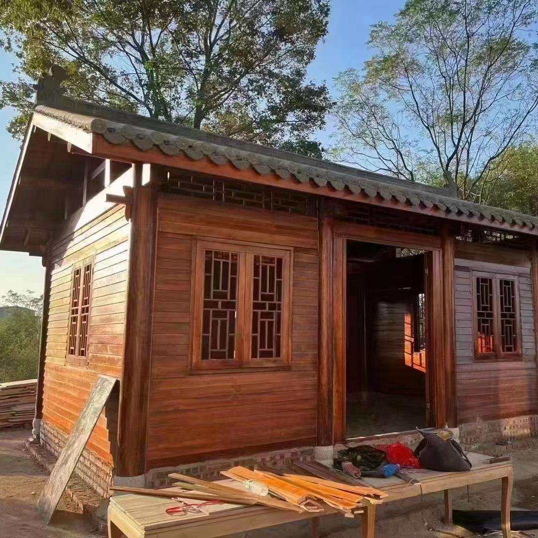 江西户外防腐木实木木屋别墅景区休闲度假山庄木房子定 制中式