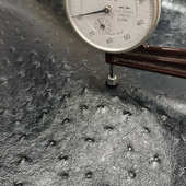 批发0.8mm鸵鸟纹超纤革箱包手袋面料人造革卡包礼品盒通用包装 革