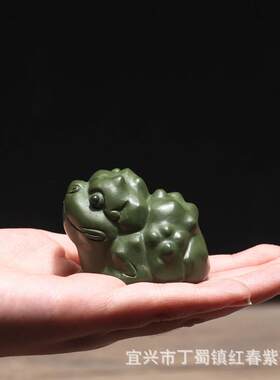 宜兴紫砂茶宠金蟾宝手工貔貅绿泥雕塑茶具小摆件手把可养