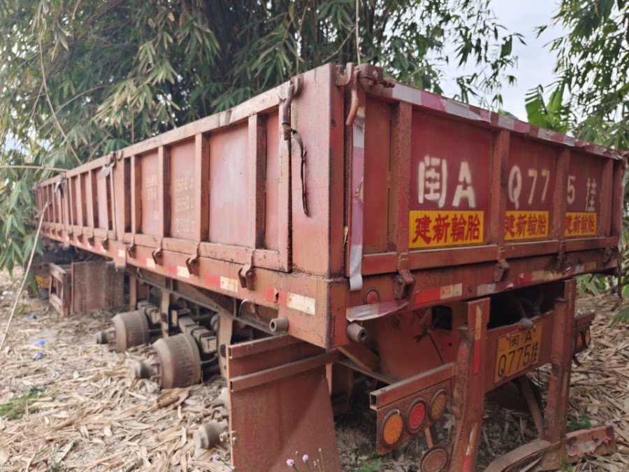 4月27日福州市物流公司车牌号为闽AQ775挂鹏骞牌重型自卸半挂车网络拍卖公告