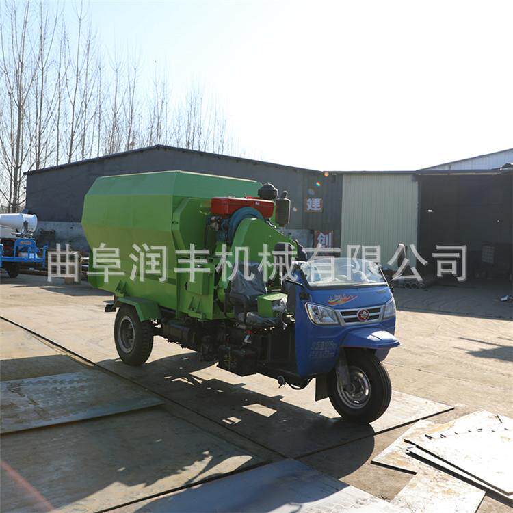 行走自如柴油撒料车 双侧都能出料喂料机 青储池发酵柴油撒料车