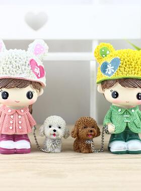 网红呆萌遛狗情侣公仔创意家居树脂装饰工艺品可爱汽车中控台摆件