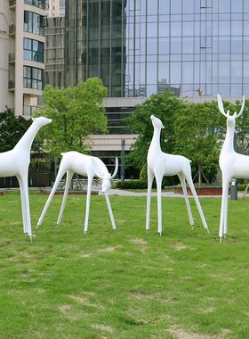 户外玻璃钢抽象白鹿雕塑公园林景观仿铜鹿摆件售楼部小区庭院造景