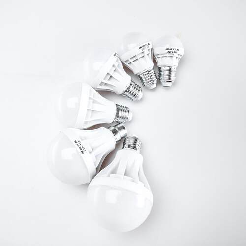 新款直销四川塑料球泡led灯泡灯具夜市地摊照明灯e27/b22灯泡