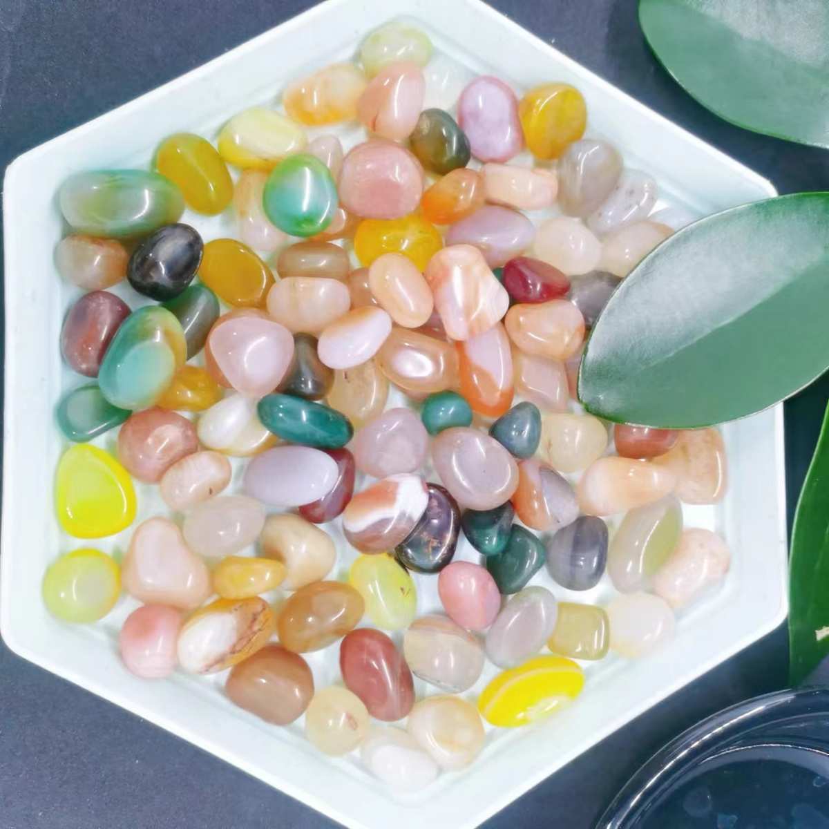 五彩玛瑙石水晶碎石玛瑙滚石打磨抛光花盆鱼缸装饰石彩色石头厂家