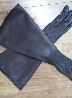 生产黑色劳保喷砂手套喷砂带颗粒加厚加长橡胶手套防滑隔热手套