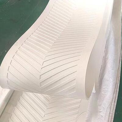 白色聚酯输送带耐寒EP150聚酯盐场白色尼龙输送带输送能力强