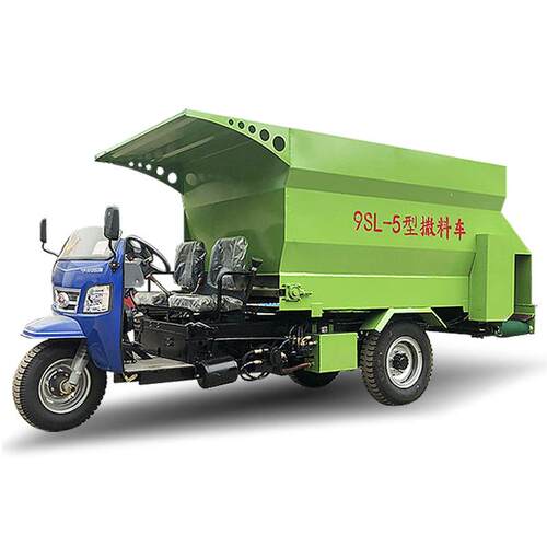 牛场养殖户撒料车三轮底盘柴油动力投料机牛羊圈喂料机双侧出料车