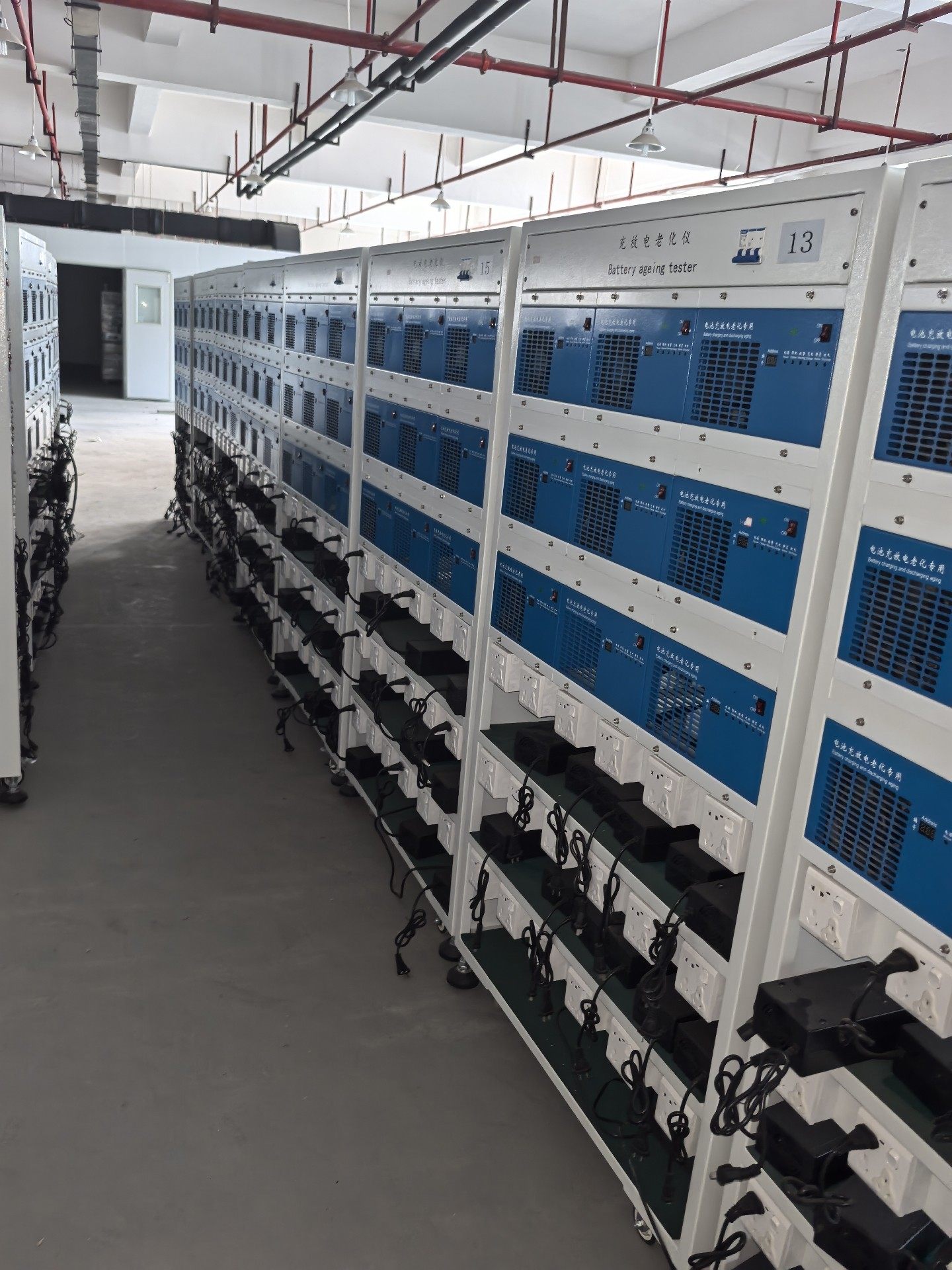 充放电老化仪，机器很新，安装少用