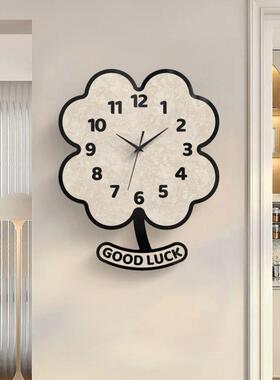 幸运四叶草客厅挂钟家用挂墙钟表餐厅卧室静音现代时钟摇摆免打孔