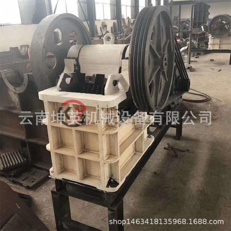 建筑垃圾简易粉碎机 小型鄂式碎石机 混凝土地板破碎再利用粉碎机