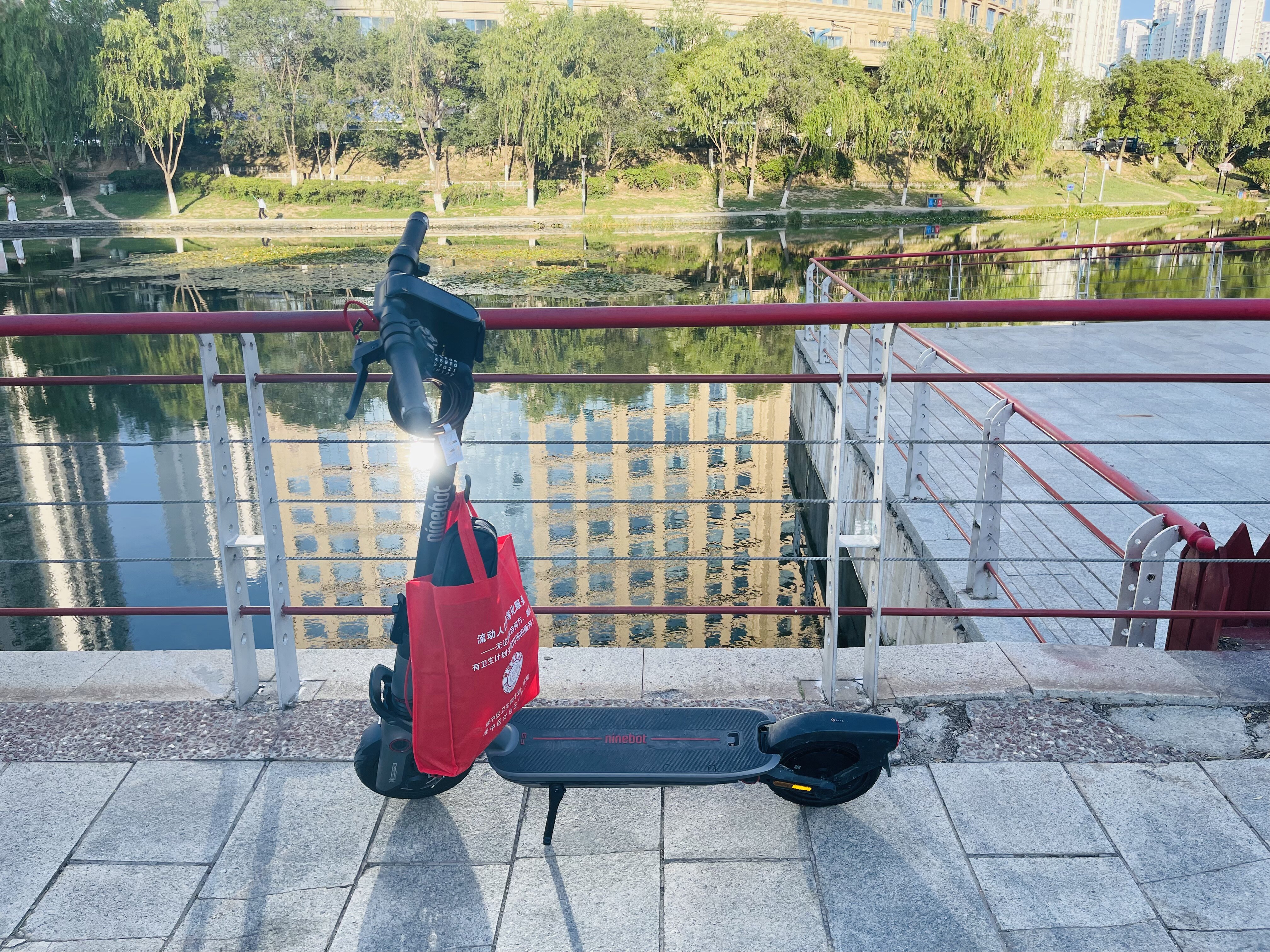 Электросамокат Ninebot F3: Мощность 1000 Вт, запас хода 55 км, гидравлическая амортизация, самовосстанавливающиеся шины, смарт-позиционирование для комфортных поездок photo review