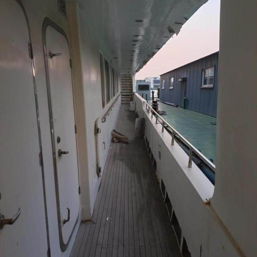 【含办牌/检修】停泊于青岛某水域的50米可载98人游艇级客船"虎鲨号"一艘