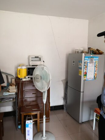 玉林东里三区13号楼1单元402号