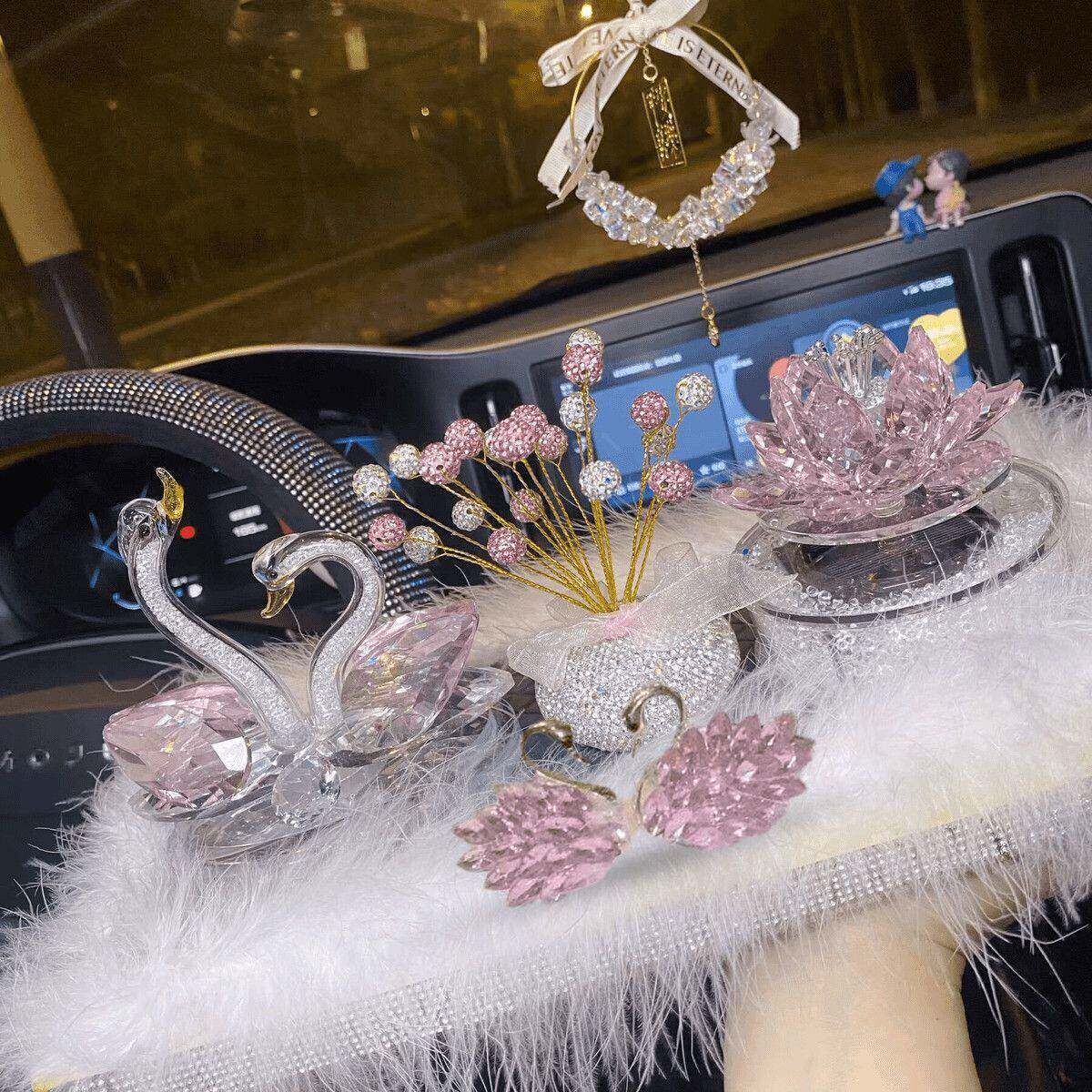 汽车饰品太阳能旋转莲花饰品香薰饰品水晶天鹅饰品网红太阳能