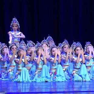 高档小骨舞服俏花旦演出服儿童京蹈剧演出服少戏曲小戏红儿娘舞台