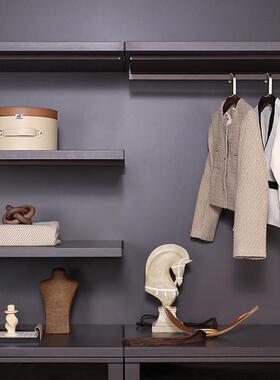 现代简约样板房衣帽间摆件软装衣柜装饰衣服箱包装饰