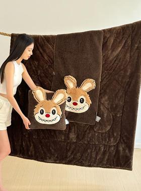 秋冬款加厚加办26502绒卡沙通超柔多功能二合一抱枕被公发两用新