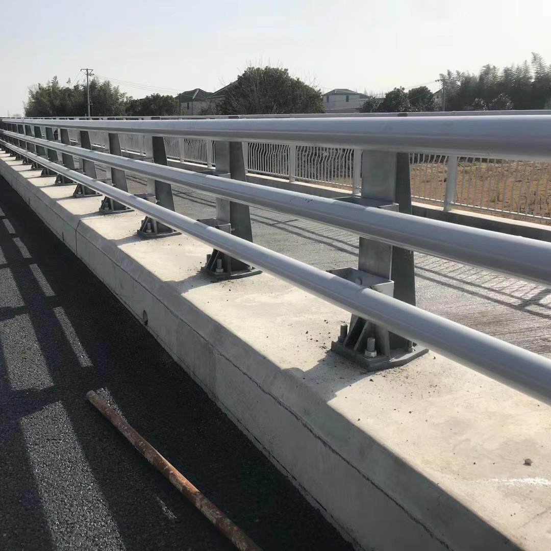 Q355D桥梁防撞护栏道路护栏高架大桥喷塑防撞护栏交通设施防护栏