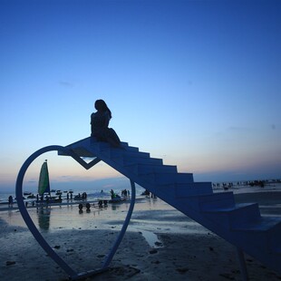 户外景区公园浪漫网红打卡云梯爱情天梯防腐木合影拍照背景美摆件