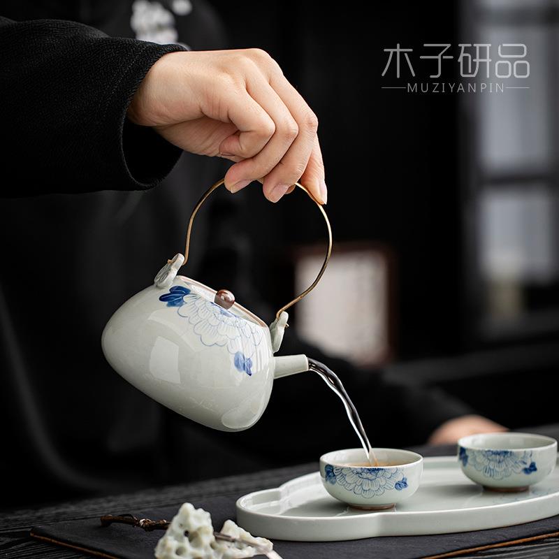 复古青花提梁壶釉下彩牡丹茶壶陶瓷家用带过滤茶水壶餐厅用花茶壶