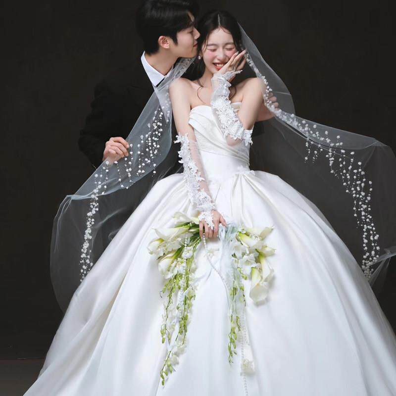 婚纱照室内白纱新娘手捧花弯月形白色马蹄莲郁金香彷真花束结婚礼