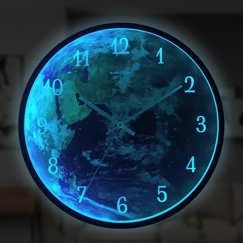 夜声控OLM感应LED挂小灯夜挂钟：星河一粟之地球光钟表创意夜光钟