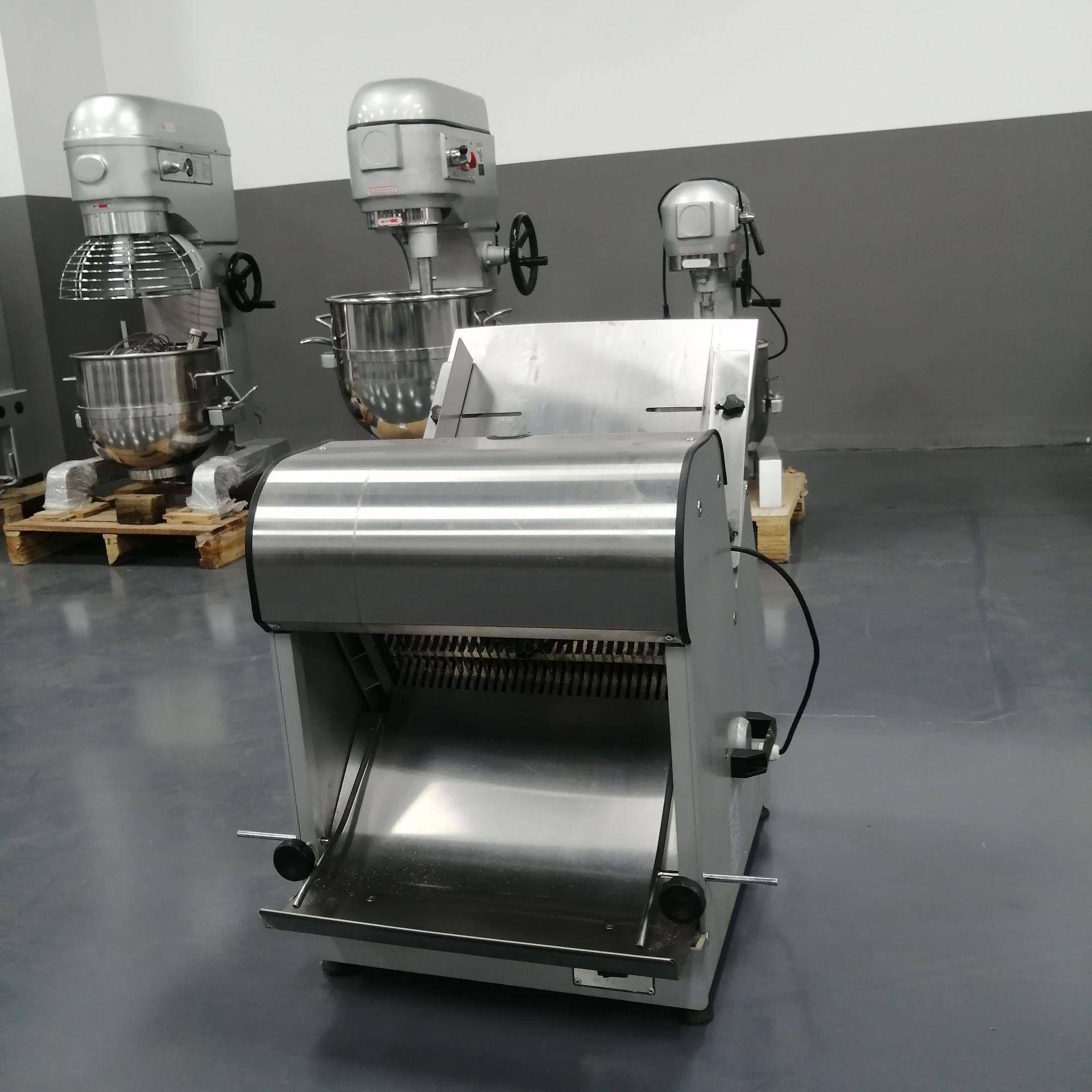 现货面包切片机 12mm方包切片机 不锈钢刀片商用馒头吐司切片机器图片
