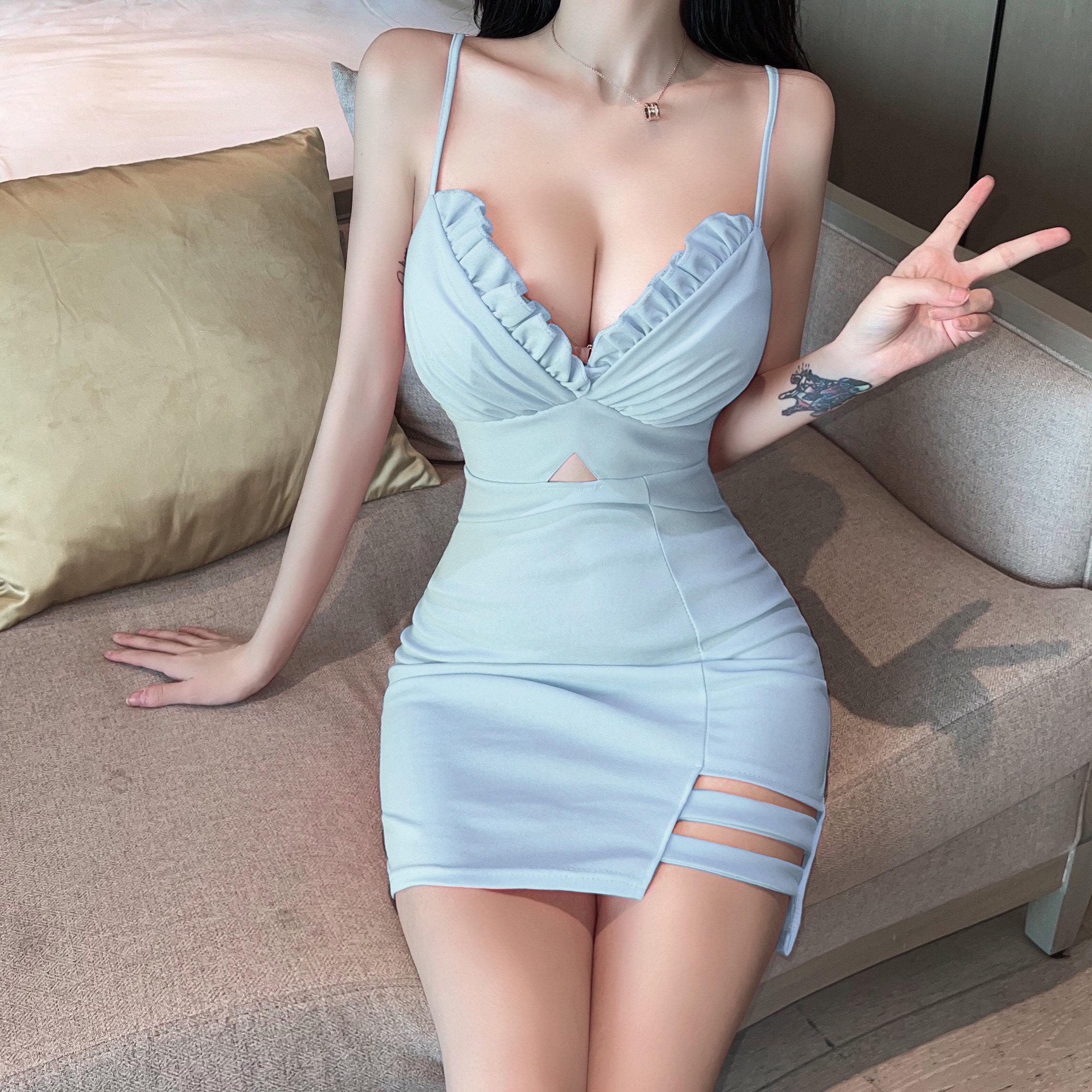 2025新小众纯欲性感露背低胸V领修身包臀镂空吊带连衣裙女带胸垫