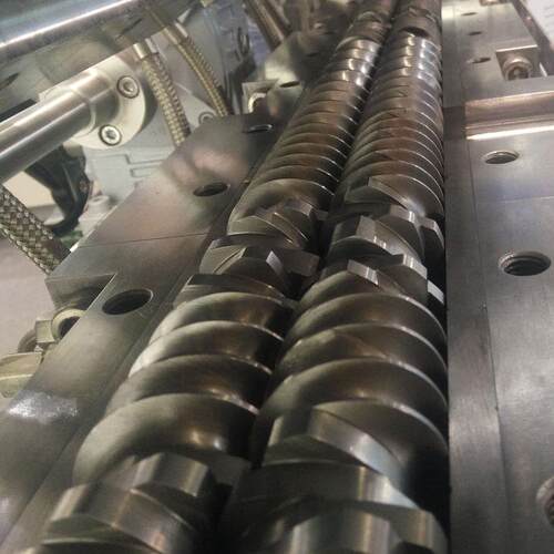 厂家供应塑料挤出造粒机剖分式同向双螺杆挤出机塑料造粒机